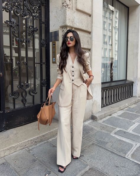 Women’s Fall Suits 2024 25 Ideas: Elevating Elegance and Style Zara Suits Women, Corporate Outfits For Women, Linen Blazer Outfit, Bag Outfit Ideas, Corporate Outfit, Black Tuxedo Suit, Zara Suits, Fall Suit, Outfit Ideas For Women