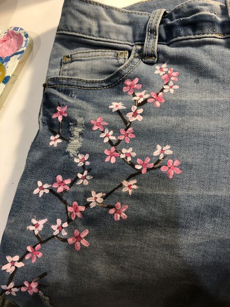 Fabric Painting On Pants, Painting On Jeans Ideas Flowers, Painting Ideas On Clothes Easy, Painting On Clothes Ideas Easy, Pants Painting Ideas Aesthetic, Painted Flowers On Jeans, Art On Jeans Pants, Acrylic Painting Clothes Diy, Shorts Painting Ideas