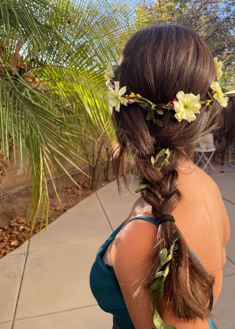 French Plait With Flowers, Midsummers Hairstyles, Loose Braid With Flowers, Jungle Theme Hairstyle, Flower Crown Festival, Tropical Hairstyles Braids, Earth Day Hairstyles, Midsommar Hairstyle, Midsummer Hairstyles