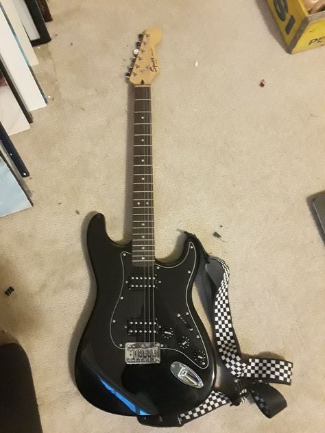 Black Stratocaster, White Stratocaster, Squier Stratocaster, Guitar Fender, Black Electric Guitar, Electric Guitar Design, Fender Electric Guitar, Stratocaster Guitar, Guitar Obsession