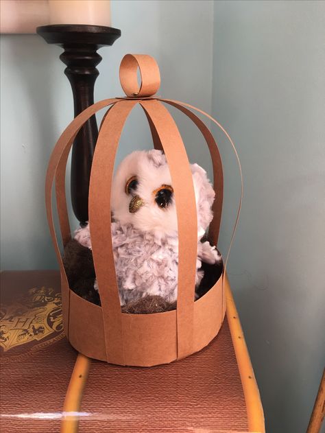 Owl cage out of paper- Make for owl post-Delivery basket? Harry Potter Props Diy Ideas, Hp Birthday Party, Harry Potter Gift Wrapping, Harry Potter Ball, Harry Potter Crafts For Kids Easy, Harry Potter Table Decorations, Harry Potter Decorations Diy, Harry Potter Birthday Decorations, Porta Halloween