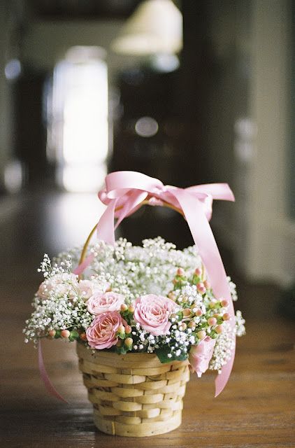 Maybe a bit too "sweet," but the idea of a small basket, aqua ribbon on the handle, maybe some tiny sea shells or pebbles glued around the rim Wedding Table Pink, Bridal Bouquet Pink, Flower Gift Ideas, Flower Girl Baskets, Wedding Table Flowers, Easter Flowers, Pink Bridal, Floral Inspiration, Flower Girl Basket