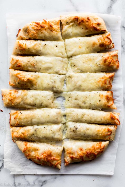 Homemade cheesy breadsticks with garlic Homemade Flatbread Pizza, Homemade Ham, Cheesy Breadsticks, Homemade Flatbread, Sally's Baking, Cheesy Bread, Homemade Pizza Dough, Homemade Cheese, Easy Cheesy