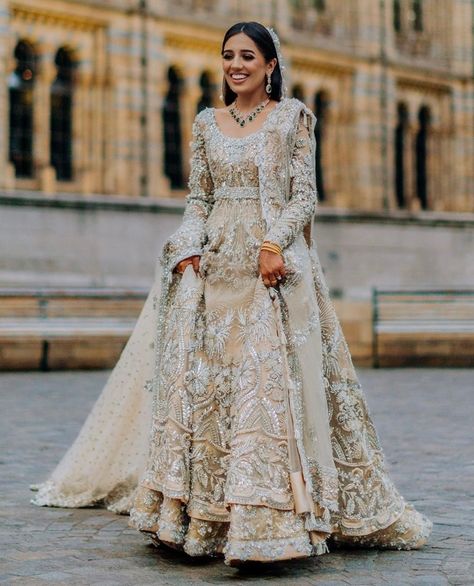 Dresses Indian Wedding, Indian Wedding Gowns, Walima Dress, Desi Wedding Dresses, Asian Bridal Dresses, Asian Wedding Dress, Bridal Dresses Pakistan, Pakistani Wedding Outfits, Pakistani Fancy Dresses