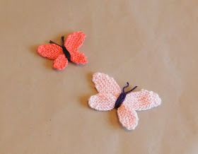 Knitted Flowers Free, Knitted Butterfly, Baby Knitting Patterns Free Newborn, Knitted Flower Pattern, Tea Cosy Knitting Pattern, Small Knitting Projects, Summer Knitting Patterns, Miniature Knitting, Crochet Butterfly Pattern