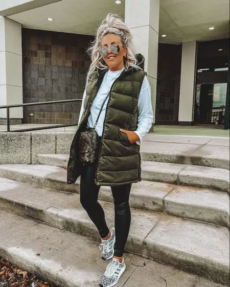 Green Gilet Outfit Women, Khaki Gilet Outfit, Khaki Vest Outfit Women, Long Puffer Vest Outfits For Women, Long Vest Outfit Fall, Gilet Outfits, Chaleco Outfit, Long Puffer Vest Outfit, Maine October