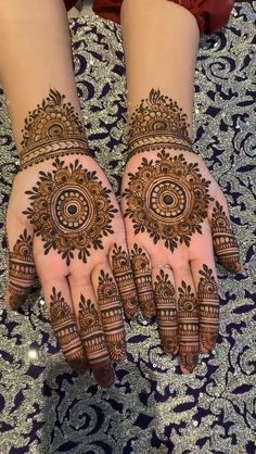 Make your hands beautiful with floral mehndi design. It looks adorable with every type of clothing. #floral mehndi design #mehndi designs Bride Henna, Round Mehndi Design, Designs Mehndi, Tato Henna, Easy Henna, Eid Henna, Rose Mehndi Designs, Beginner Henna Designs, Latest Henna Designs