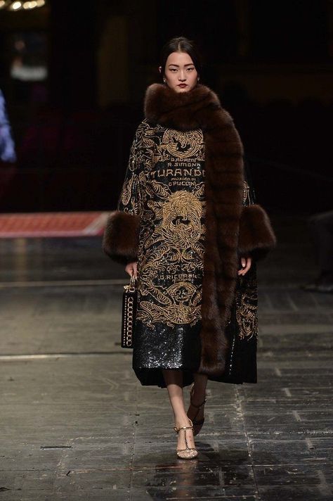 Dolce Gabbana Alta Moda, Ethno Style, Elegante Y Chic, Couture Runway, Dolce E Gabbana, Fur Fashion, Vogue Paris, Couture Collection, Coat Fashion