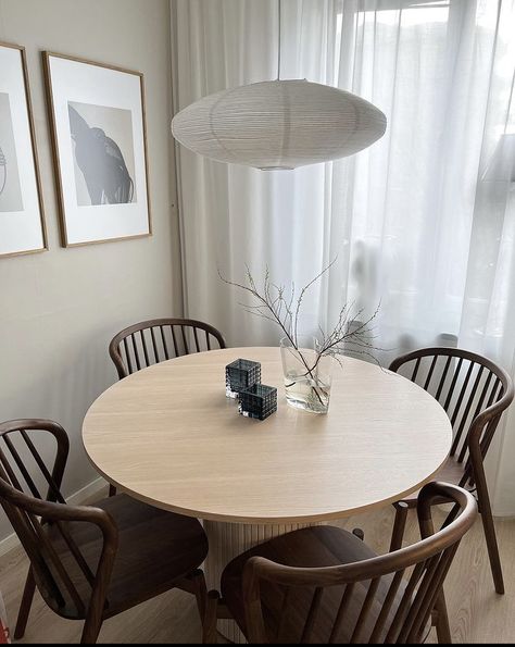 Round Dining Table Corner, Chaise Sofa Living Room, Small Round Kitchen Table, Bedroom Ideas For Small Rooms Cozy, Dining Room Cozy, Dinning Room Design, Japandi Interior, Contemporary Dining Room, Aesthetic Rooms