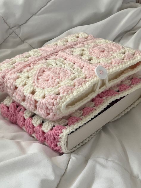 Crochet Book Cover, Crochet Market, Sleepover Things, Mode Crochet, Crochet Shop, Kawaii Crochet, Crochet Inspo, Fun Crochet Projects, Crochet Books