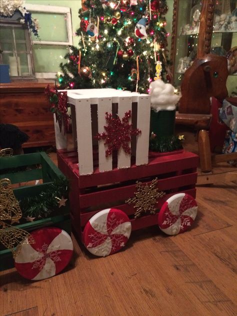 Diy Christmas Train Crate, Christmas Decorations On A Budget, Christmas Crate, Christmas Ladder, Easy Diy Christmas Decorations, Crate Train, Decorations On A Budget, Crate Ideas, Diy Christmas Village