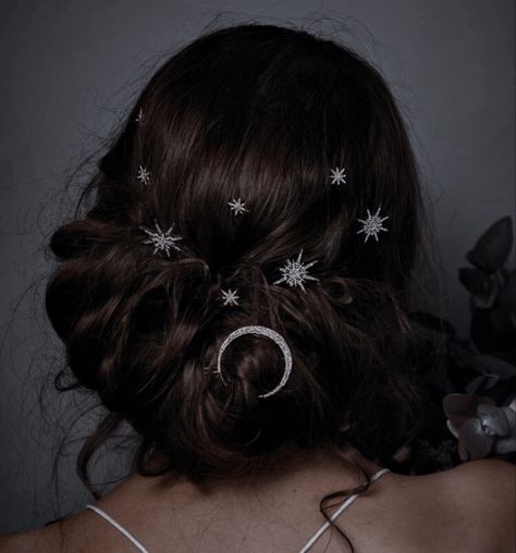 Star Wars Wedding Hair, Acotar Wedding Theme, Yule Ball Hairstyles, Star Wars Inspired Hair, Wrath And Emilia, Dark Academia Hairstyle, Books Couple, Nyx Aesthetic, Hunters Of Artemis