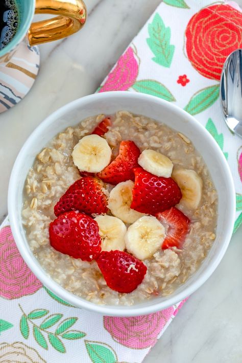 Strawberry Banana Oatmeal, Banana Oatmeal Recipe, Creme Brulee Recipe, Strawberry Oatmeal, Easy Oatmeal, Healthy Food Dishes, Banana Oatmeal, Healthy Food Motivation, Oats Recipes