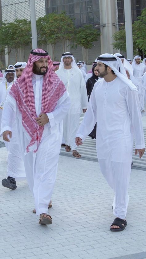 Dubai People, Saudi Men, Arab Men Fashion, Arab Dress, Bin Salman, Arabic Clothing, Royal Family Pictures, Masha Allah, Arabic Dress