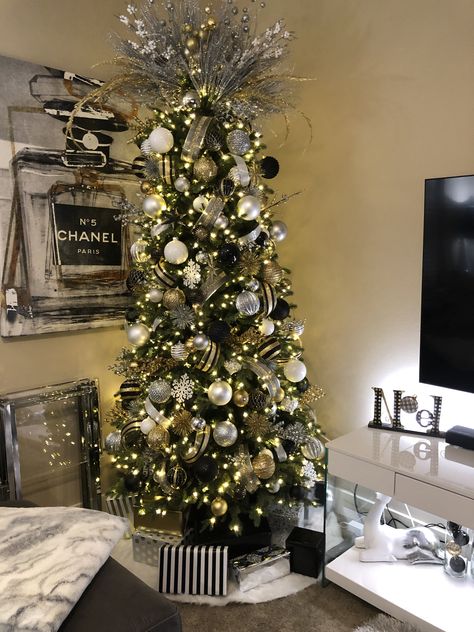 Bathroom Design Vintage, Christmas Tree Inspiration Modern, Christmas Tree Inspiration White, Black White And Gold Christmas, Rustic Bathroom Design, Black Christmas Decorations, Black Gold Christmas, Gold Christmas Tree Decorations, Modern Christmas Tree