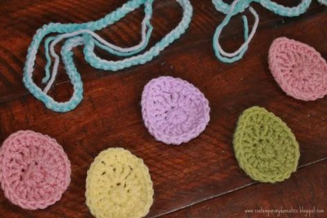 Crochet Easter Garland, Crochet Calendar, Crocheted Appliques, Work Morale, Crochet Garlands, Boho Bunting, Crochet Easter Eggs, Crochet Eggs, Easter Crafts Diy Kids