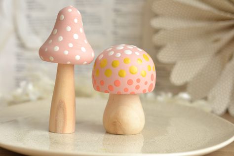 Wood Painted Mushrooms, Painted Wooden Mushrooms Ideas, Wood Mushroom Decor, Mushroom Wood Art, Ceramic Mushroom Painting Ideas, Wooden Mushrooms Painted, Painted Wood Mushrooms, Mushroom Chess, Paint Mushrooms