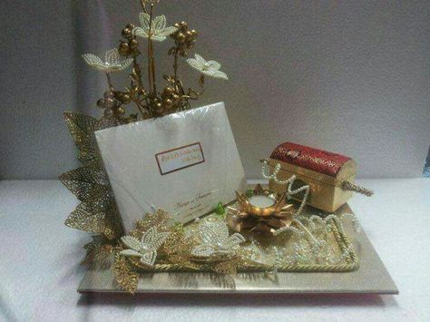 Invitation Card Platter, Lagan Patrika Decoration, Kankotri Decoration Ideas, Kankotri Decoration, Wedding Gifts Indian, Wedding Card Decorations, Box Wedding Invitations, Flower Garland Wedding, Wedding Gift Pack