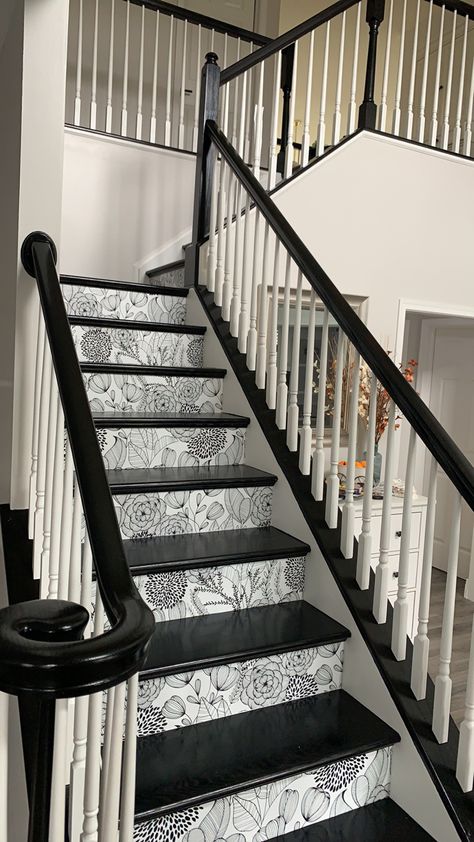 Modern Stairs Ideas, Stairs Remodeling, Black Painted Stairs, Black And White Stairs, Diy Staircase Makeover, Stairs Decor, Stairs Renovation, Painted Staircases, Black Stairs