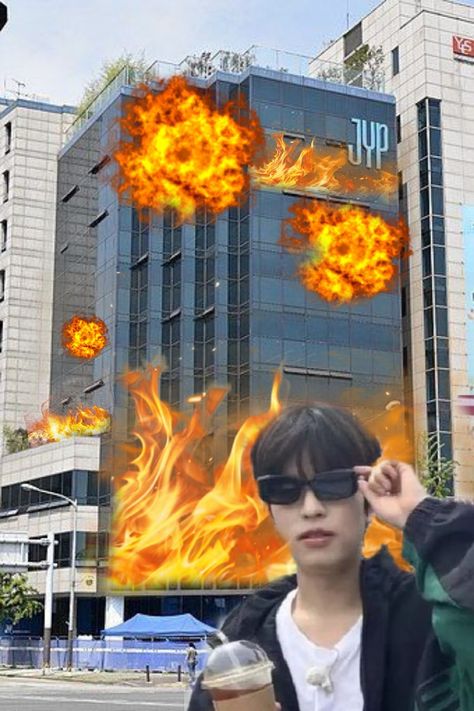 Seungmin burning jyp building Skz Dorm, In Skz, I Love You Puppy, 17 Kpop, 웃긴 사진, Skz In Cute, Savage Kids, Kid Memes, Memes Kpop