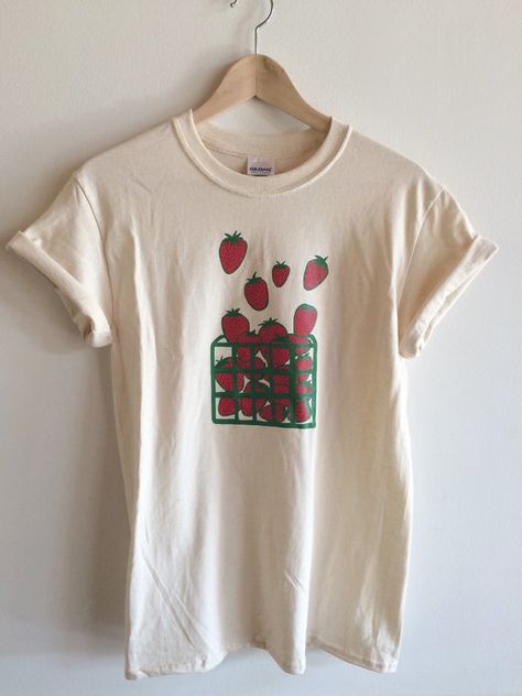 Hand Printed and Hand Drawn!  This is a 100% cotton screen printed t shirt with a hand drawn basket filled with strawberries. Its perfect for summer! Hand Green Screen, Strawberry T Shirt, Strawberry Basket, Foodie Outfit, Strawberry Shirt, Strawberry Farm, Vintage Strawberry, Fruit Print, Color Shirt