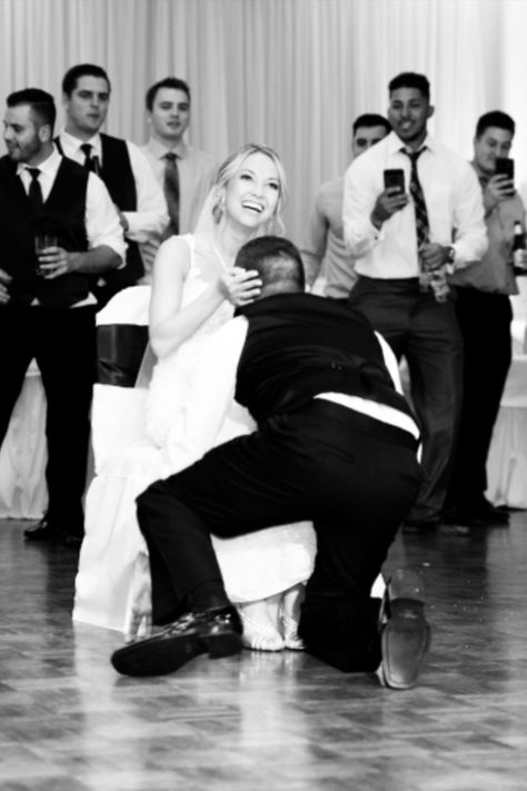 Garder Toss, Garter Toss Ideas, Wedding Garter Toss, Live Music Band, Garter Toss, Pictures Wedding, Photos Inspo, Bouquet Toss, Wedding Garter