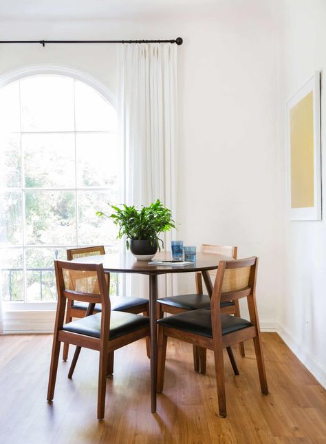 How to Style Your Dining Table for Everyday Living - Emily Henderson #homedecor #diningrooms #style Emily Henderson Living Room, Midcentury Modern Dining Room, Organic Dining Room, Dining Room Decoration, Small Dining Room, Dining Room Paint Colors, Sitting Table, Room Decoration Ideas, Dining Room Table Centerpieces