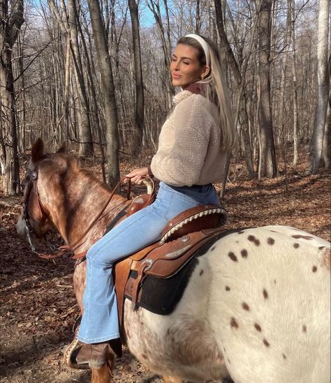 Horse Back Riding Outfits Fall, Horseback Riding Outfit Winter, Horseback Riding Outfit Western, Winter Horse Riding Outfit, Horseback Riding Outfit Casual, Cowgirl Style Outfits Winter, Horse Riding Outfit Western, Horse Riding Outfit Casual, Horseback Riding Aesthetic