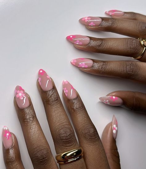 Almond Nails Designs Pink And White, Spring Time Nails Almond, Short Gel Nails Summer Almond, Back To School Nails For Teens Almond, Almond Beige Nails, Lori Harvey Nails, Cute Almond Nails Design Simple, Almond Vacation Nails, Fun Summer Nails Almond