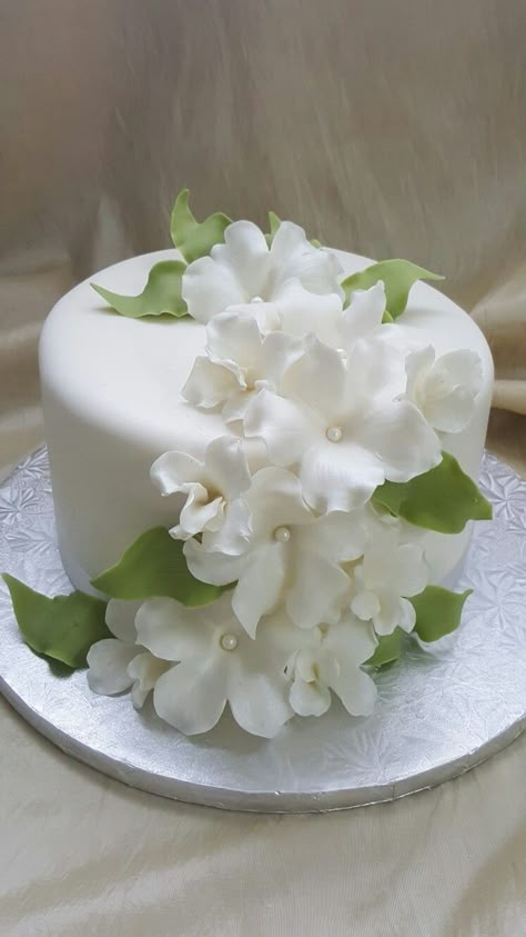 Fondant Cakes Flowers, Simple Fondant Flowers, Fondant Flowers On Cake, Flower Cake Fondant, Fondant Flower Cake Designs, One Tier Wedding Cake With Flowers, Cake Flowers Fondant, Green Flower Cake, Fondant Cake Designs Ideas