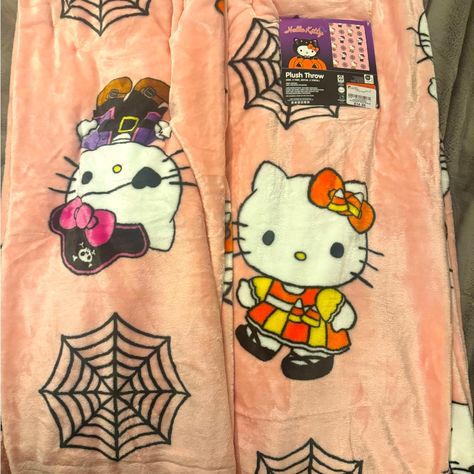 Hello Kitty Halloween Blanket. The Price Is For Each Blanket. Price Is Firm. No Low Bids Will Be Accepted. Hello Kitty Bedding, Kitty Crafts, Hello Kitty Bed, Hello Kitty Crafts, Kitty Items, Halloween Blanket, Hello Kitty Pink, Hello Kitty Halloween, Hello Kitty Items