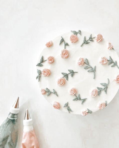 Floral Cake Minimalist, Small Flower Cake Ideas, Dainty Buttercream Flowers, Cute Simple Cakes Aesthetic, 18th Birthday Cakes Aesthetic, Rose Petal Cake Decoration, Simple Pretty Cake Designs, Dainty Flower Cake, Simple Floral Birthday Cake