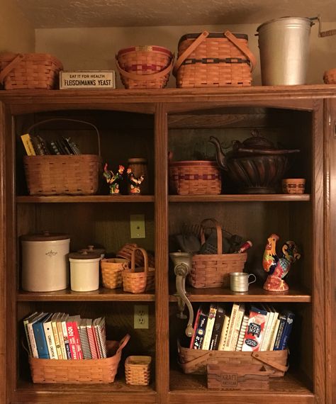 Longaberger Basket Ideas Storage, Longaberger Basket Ideas Display, Longaberger Basket Ideas, Basket Decor Ideas, Decorate With Baskets, Basket Display, Farm Room, Small House Organization, Vintage Booth