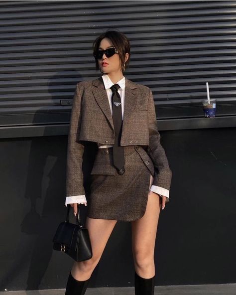 Prada Blazer Outfit, Women Necktie Outfit Style, Prada Suits For Women, Prada Tie Outfit, Outfits With Ties For Women Aesthetic, Eula Outfit, Prada Inspired Outfit, Prada Necktie, Prada Blazer