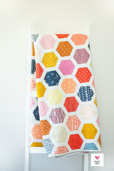 Quilt Patterns Hexagon, Two Step Quilt Pattern Free, Intermediate Quilt Patterns, Honeycomb Quilt Pattern, Modern Hexie Quilts, Half Hexagon Quilt Pattern, Hexagon Quilt Pattern Free, Large Hexagon Quilt Pattern, Framed Hexagon Quilt