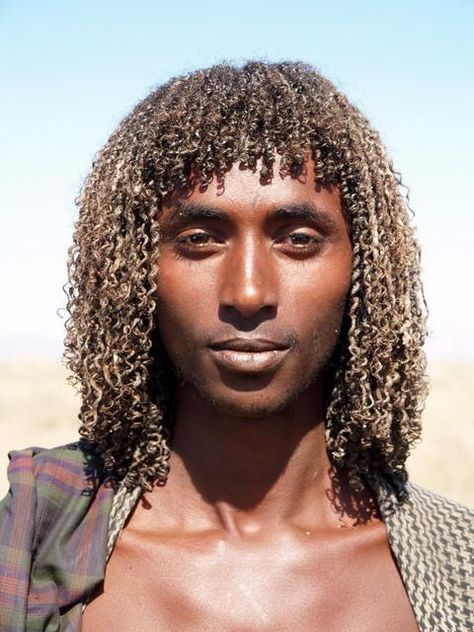 The Beja people of north east Sudan and southern Egypt are living descendants of Ancient Egyptians. The language the Beja people speak is the closest language to that of ancient Egypt. Afar People, African People, We Are The World, African Diaspora, African History, African Culture, People Of The World, World Cultures, African Hairstyles