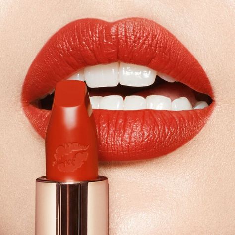 Hot Lips 2 Red Hot Susan Model Red Orange Lipstick, Charlotte Tilbury Hot Lips, Tilbury Makeup, Refillable Lipstick, Red Lipstick Shades, Hot Lipstick, Dark Red Lips, Orange Lipstick, Charlotte Tilbury Makeup