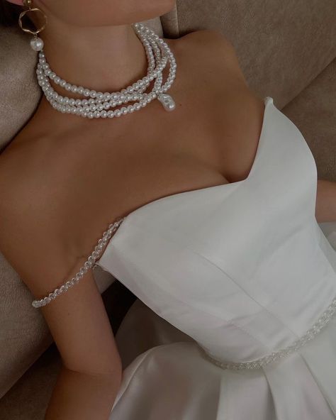 Simple Wedding Dress Casual, Single Pearl Pendant, Statement Wedding Jewelry, Simple Bridal Gowns, Wedding Dress Simple, White Hall, Wedding Gown Styles, Wedding Jewelry For Bride, Sheer Wedding Dress