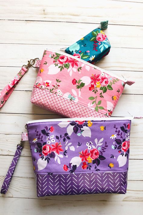 What could be more fun than sewing your own set of travel accessories with these tutorials from Ameroonie Designs? Zipper pouches, curling iron case and a laundry bag coordinate to make travel simple and stylish! #travel #handmade #sewingtutorial #zipperpouch #diy #makeuppouch Unicorn Sewing, Toy Unicorn, Travel Laundry Bag, Pouch Sewing, Pouch Tutorial, Zipper Pouches, Sewing Purses, Small Sewing Projects, Toiletry Pouch