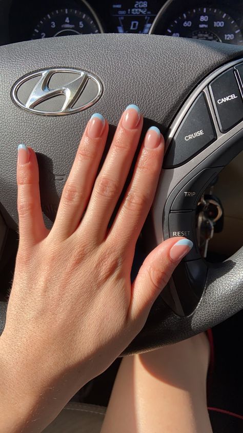 Light Blue French Tip Nails Round, Summer Nails 2023 Light Blue, Short Oval Nails Colorful, Powder Tips Nails, Blue Tip Oval Nails, Blue Tip Short Nails, Rounded Blue French Tip Nails, Short Nails With Blue Tips, Blue Gel Tips Nails