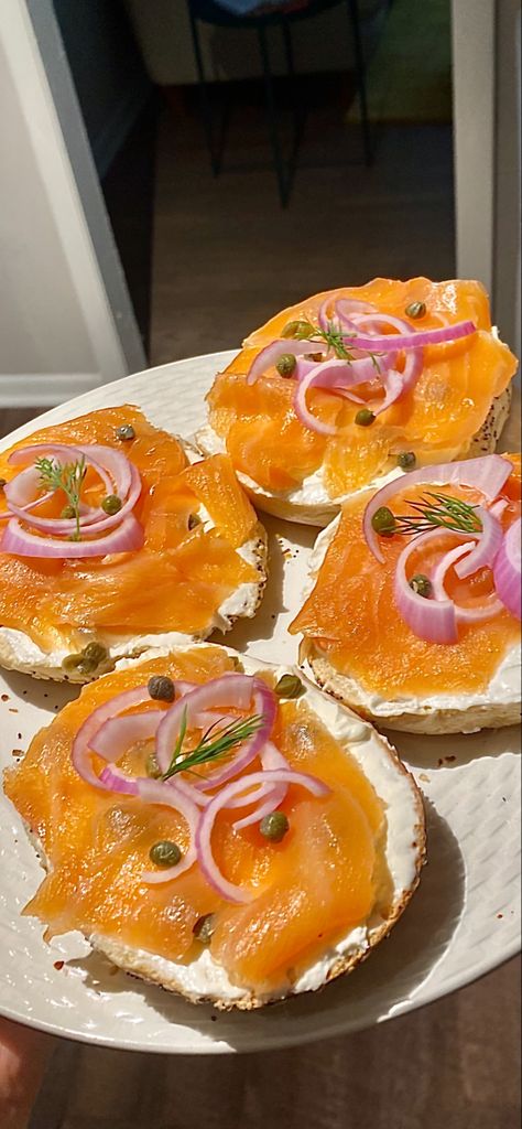 Lox Bagel, Party Breakfast, Lox And Bagels, Salmon Bagel, Lifestyle Aesthetic, Food Lifestyle, Bagels, Food Obsession, Snacks