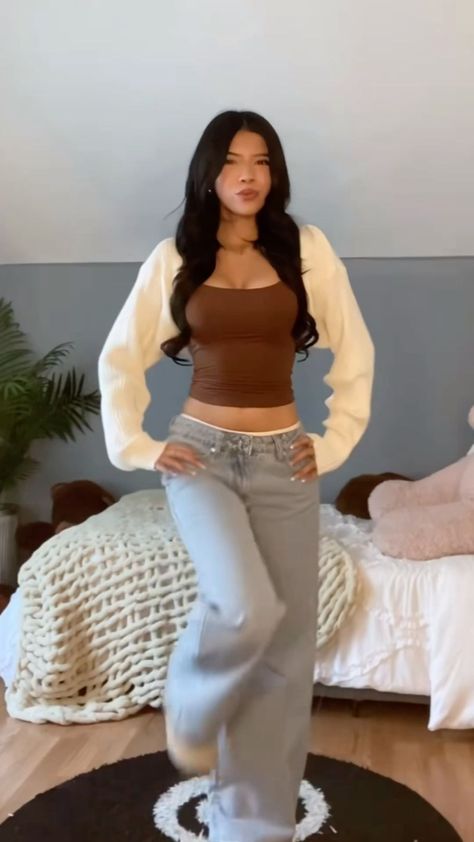 Going To Breakfast Outfit, Xs Outfit Ideas, Latina Thanksgiving Outfit, Outfit Inspirations Latina, Thanksgiving Inspo Outfits, Pretty Latina Outfits, Date With Boyfriend Outfit, Flared Outfit Jeans, Lina Goldie Outfits