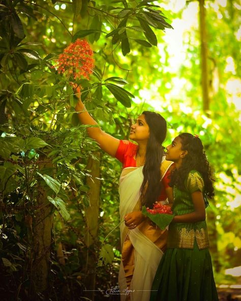 Onam Festival Kerala Photography, Settu Mundu, Kerala Traditional Photography, Kerala Lovers Photography, Modeling Photoshoot Ideas, Old Kerala Photos, Kerala Nostalgia Photography, Modeling Photoshoot, Kerala Saree