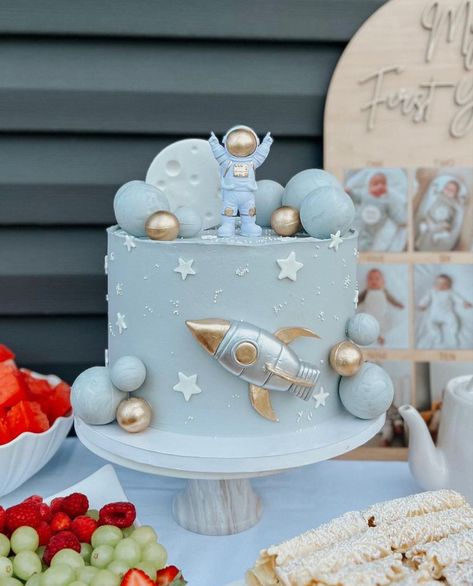 Astronaut First Birthday Cake, Space Theme 1st Birthday Cake, 1 Year Around The Sun Birthday Cake, 1st Birthday Space Theme Smash Cake, Outer Space Birthday Food Ideas, Astronaut One Year Birthday, 1st Trip Around The Moon Birthday, Houston We Have A One Year Old Cake, First Trip Around The Sun Pictures