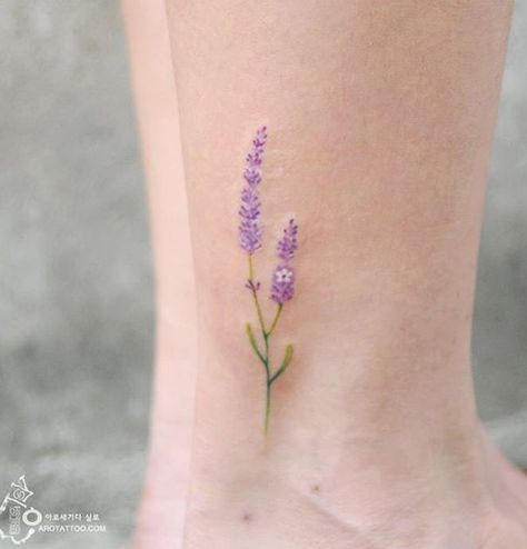 Silo tattoo--These Watercolor Tattoos Are *Literally* Art on Your Body via Brit + Co Wildflowers Tattoo, Pretty Flower Tattoos, Lavender Tattoo, Korean Tattoos, Tato Henna, Hamsa Tattoo, Watercolor Tattoo Flower, Muster Tattoos, Geniale Tattoos