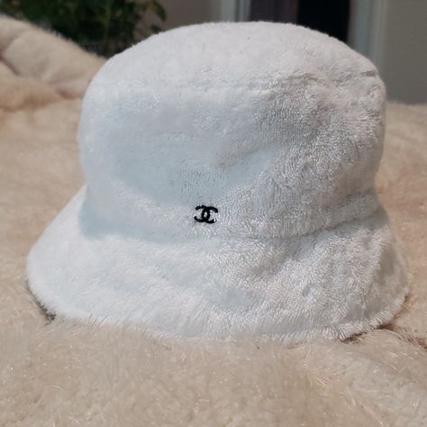 Elegant White Bucket Hat, Luxury White Casual Bucket Hat, Luxury White Bucket Hat, White Fur Bucket Hat, Chanel Bucket Hat, 90s Chanel, White Bucket Hat, Black Sparkly Dress, Chanel Hat