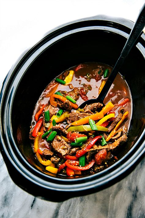 Delicious and simple pepper steak made in the slow cooker. The steak and peppers become super tender after slow cooking all day! Crock Pot Pepper Steak, Steak And Peppers, Peper Steak, Slow Cooker Pepper Steak, Beef And Peppers, Crockpot Steak Recipes, Crockpot Pulled Pork Bbq, Crockpot Pepper Steak, Crockpot Stuffed Peppers