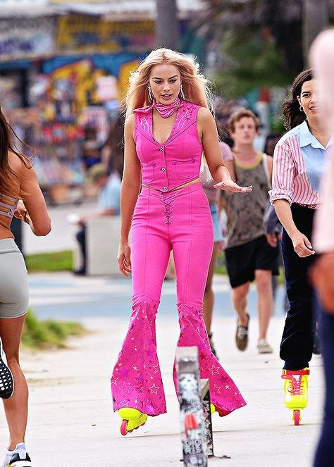 MARGOT ROBBIE filming a scene for ‘Barbie’ (June 27, 2022) Celebrity Magazines, Barbie Outfits, Lights Camera Action, Barbie Life, Barbie Movies, Roller Skates, Margot Robbie, Barbie Girl, Barbie Clothes