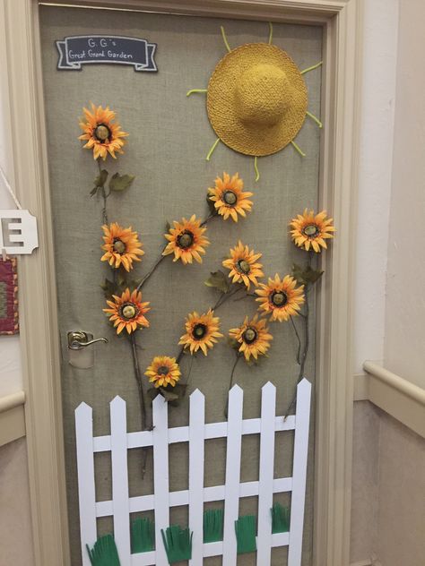 Sunflower door decoration for my moms door in assisted living center Nursing Home Fall Decorating Ideas, Nursing Home Door Decorations Ideas, Assisted Living Bulletin Board Ideas, Assisted Living Door Decorations, Nursing Home Door Decorations, Fall Bulletin Boards Nursing Home, Nursing Home Decorating Ideas, Assisted Living Week Ideas, Assisted Living Decor