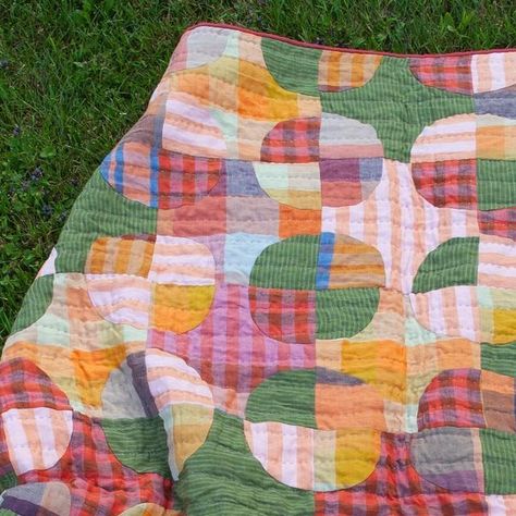 Hand Stitched Quilt Patterns, Quilt Backing Ideas, Quilt Themes, Quilted Art, Birthday Quilt, Knitting Quilt, Quilted Blanket, Patchwork Blanket, Quilt Art